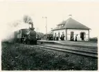 Stationen öppnad 1904.Envånings putsat stationshus med toppigt tak. Mekanisk växelförregling. Stationen upphörde 1953 och stationshuset revs i början av 1960-talet.