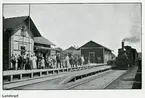 Stationen öppnades 1877. Tvåvånings stationshus i tegel. Expeditionslokalerna och väntsalen utökades 1905 och därmed flyttades tjänstebostaden för stationsföreståndaren till andra våningen. Mekanisk växelförregling . Stationen öppnades 1.9.1877. Endast hållplats fram till 1881 då ett provisoriskt stationshus uppfördes. Kombinerad poststation från 15.9.1877. Nytt stationshus uppfört 1886, tillbyggt 1906 och ytterligare ombyggt 1936. Lokstall för tio lok år 1945. Strax norr om stationen står den sk Pella-stenen till minne av en banvakt som blev påkörd där