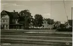 Stationen öppnades 1877. Tvåvånings stationshus i tegel. Expeditionslokalerna och väntsalen utökades 1905 och därmed flyttades tjänstebostaden för stationsföreståndaren till andra våningen. Mekanisk växelförregling . Stationen öppnades 1.9.1877. Endast hållplats fram till 1881 då ett provisoriskt stationshus uppfördes. Kombinerad poststation från 15.9.1877. Nytt stationshus uppfört 1886, tillbyggt 1906 och ytterligare ombyggt 1936. Lokstall för tio lok år 1945. Strax norr om stationen står den sk Pella-stenen till minne av en banvakt som blev påkörd där