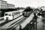 Stationen anlades 1874. Tvåvånings stationshus .
LJ  Yo8g  24B ,  Lidköpings Järnväg
2 motorvagnar och 2 släpvagnar