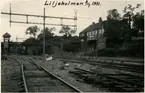 Nytt tvåvånings stationshus i tegel 1910 (SJ 1931), sid 325. Stationen togs i bruk 1860. Det ursprungliga, i en våning uppförda stationshuset i trä, ersattes 1910 med ett nytt stationshus, uppfört i tegel i två våningar. När Årstabron tagits i bruk 26 nov 1929, upphörde persontrafiken. 1910 tillkom två nya ställverk med bro, plattform och hiss. 1900 utvidgades spårsystemet kraftigt, 1931 ytterligare spår. Från järnvägens öppnande till 1930 låg här huvudverkstaden, 1930-31 flyttad till Tomteboda .
Sträckan Liljeholmen - Nyboda till kom sedan stambanans nya sträckning över Årstabron tagits i bruk 1929.11.06