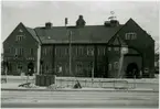 Nytt tvåvånings stationshus i tegel 1910 .Stationen togs i bruk 1860. Det ursprungliga, i en våning uppförda stationshuset i trä, ersattes 1910 med ett nytt stationshus, uppfört i tegel i två våningar. När Årstabron tagits i bruk 26 nov 1929, upphörde persontrafiken. 1910 tillkom två nya ställverk med bro, plattform och hiss. 1900 utvidgades spårsystemet kraftigt, 1931 ytterligare spår. Från järnvägens öppnande till 1930 låg här huvudverkstaden, 1930-31 flyttad till Tomteboda .
Sträckan Liljeholmen - Nyboda till kom sedan stambanans nya sträckning över Årstabron tagits i bruk 1929.11.06