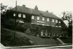 Nytt tvåvånings stationshus i tegel 1910 .Stationen togs i bruk 1860. Det ursprungliga, i en våning uppförda stationshuset i trä, ersattes 1910 med ett nytt stationshus, uppfört i tegel i två våningar. När Årstabron tagits i bruk 26 nov 1929, upphörde persontrafiken. 1910 tillkom två nya ställverk med bro, plattform och hiss. 1900 utvidgades spårsystemet kraftigt, 1931 ytterligare spår. Från järnvägens öppnande till 1930 låg här huvudverkstaden, 1930-31 flyttad till Tomteboda .
Sträckan Liljeholmen - Nyboda till kom sedan stambanans nya sträckning över Årstabron tagits i bruk 1929.11.06