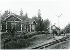 Ljusfors station med ankommande tåg. Stationen togs i bruk 1885.
