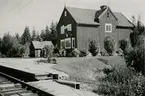 Trafikplats anlagd 1917. Tvåvånings stationshus i trä. Mekanisk växelförregling .Håll- och lastplats öppnad 15.3.1916