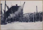 Ombyggnad av malmutskeppningsbryggan på Svartån invid Luleå station. Vintern 1906-1907. Ångdriven kran.
