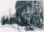 Malmviadukterna byggs om på Svartån invid Luleå station. Vintern 1906-1907. Dykararbete.