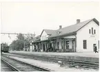 1888-03-12  det första malmtåget kom ned till Luleå. Stationshuset färdigtbyggdes 1887. Exploateringen i malmgruvorna började öka. Kapaciteten har successivt också ökat genom förstärkning av bana, broar, mötesstationer och elektrisk drift. Första stora ombyggnaden av Luleå station kom på 1920-talet.