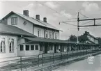 Station anlagd 1884-86, ombyggd 1927. 1934 företogs smärre reparationer. Tvåvånings stationshus i trä.