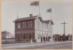 Station anlagd 1897. Tvåvånings stationshus i trä. Unionsflaggorna är hissade.