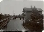 Stationen uppfördes 1895. 1935 ombyggdes stationshuset, varvid den gamla I klass matsalen omändrades till väntsal och expedition. Första åren hade stationen ingen biljettförsäljnging, utan var endast uppehållsstation för genomresande, som när tåget gjorde en avstickare till Mariefred här intog måltid eller dyl. Stationen disponeras sedan 1995 av museibanan ÖSlJ . Stationen hette under senare år, 1990-talet, LÄGGESTA-MARIEFRED. 
På hela sträckan bedrivs sedan 1966.07.24 museitrafik av Östra Södermanlands Järnväg, ÖSlJ
Detta sedan järnvägens spårvidd ändrats från 1435 till 600 mm.