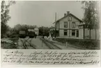 Stationen anlagd samtidigt med banan. 1938 moderniserades stationshuset, två våningar i trä .
Roslagsbanan
Westin,Andersson,Löfgren och Wilbrand