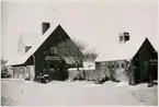 Stationshus i sten 1912 .Stationen anlades 1913. Stationshuset har sedan dess ej undergått någon större förändring. Plattformarna har förlängts m 110 m och ett förbindelsespår vid kajen har tillkommit