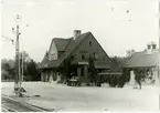 Stationshus i sten 1912 .Stationen anlades 1913. Stationshuset har sedan dess ej undergått någon större förändring. Plattformarna har förlängts m 110 m och ett förbindelsespår vid kajen har tillkommit