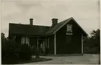 Hållplats öppnad 1/10 1908 .Hållplatsen blev obemannad 1.7.1951. Omkring 1911 fanns här ett grustag med stickspår. Platsvakt 1907 - 1937 Tekla Fernstedt, född 1879, och 1937 - 1951 Ester Wirgard, född 1891.