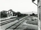 Tidigare namn LÖRÄNG. Station anlagd på 1890-talet. Envånings stationshus i trä. Saknar moderna bekvämligheter, men ombyggnad och modernisering äro planerade. Mekanisk växelförregling .Stationen öppnad eller ev. namnbyte 1.10.1904.
SJ B lok