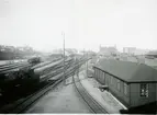 Bangården vid Malmö station. Malmö Central station. Från 1856 till 1864 hade södra stambanan öppnats i etapper. Stambanan från Malmö till Lund öppnades för trafik 1856-12-01. Första stationshuset i sten med banhall byggdes 1855-56 av en okänd dansk arkitekt, möjligen C.F.Rasmussen.  Byggnaden förstördes till stor del redan tio år senare, den 14 december 1866, vid en anlagd brand. 1878 färdigställdes en stor utvidgning av spårsystemet, stallcirkel tillkom, reparationsverkstaden och godsmagasinet utvidgades. Anslutning av enskilda järnvägar till Statsbanans egen växande trafik. Det nya stationshuset och banhallen blev färdiga 1981. Arkitekt var A W Edelsvärd. Stationshus är K-märkt 1986.  Dubbelspår mellan Malmö och Arlöv öppnades för allmän trafik 1896. För att följa efter trafikens utveckling har stationen genomgått flera utvidgningar och moderniseringar. Stationen kallas Malmö Central från 1926-05-15. Fick eldrift 1933.