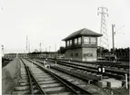 Bangården vid Malmö station. Malmö Central station. Från 1856 till 1864 hade södra stambanan öppnats i etapper. Stambanan från Malmö till Lund öppnades för trafik 1856-12-01. Första stationshuset i sten med banhall byggdes 1855-56 av en okänd dansk arkitekt, möjligen C.F.Rasmussen.  Byggnaden förstördes till stor del redan tio år senare, den 14 december 1866, vid en anlagd brand. 1878 färdigställdes en stor utvidgning av spårsystemet, stallcirkel tillkom, reparationsverkstaden och godsmagasinet utvidgades. Anslutning av enskilda järnvägar till Statsbanans egen växande trafik. Det nya stationshuset och banhallen blev färdiga 1981. Arkitekt var A W Edelsvärd. Stationshus är K-märkt 1986.  Dubbelspår mellan Malmö och Arlöv öppnades för allmän trafik 1896. För att följa efter trafikens utveckling har stationen genomgått flera utvidgningar och moderniseringar. Stationen kallas Malmö Central från 1926-05-15. Fick eldrift 1933.