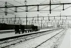 Bangården vid Malmö station. Malmö Central station. Från 1856 till 1864 hade södra stambanan öppnats i etapper. Stambanan från Malmö till Lund öppnades för trafik 1856-12-01. Första stationshuset i sten med banhall byggdes 1855-56 av en okänd dansk arkitekt, möjligen C.F.Rasmussen.  Byggnaden förstördes till stor del redan tio år senare, den 14 december 1866, vid en anlagd brand. 1878 färdigställdes en stor utvidgning av spårsystemet, stallcirkel tillkom, reparationsverkstaden och godsmagasinet utvidgades. Anslutning av enskilda järnvägar till Statsbanans egen växande trafik. Det nya stationshuset och banhallen blev färdiga 1981. Arkitekt var A W Edelsvärd. Stationshus är K-märkt 1986.  Dubbelspår mellan Malmö och Arlöv öppnades för allmän trafik 1896. För att följa efter trafikens utveckling har stationen genomgått flera utvidgningar och moderniseringar. Stationen kallas Malmö Central från 1926-05-15. Fick eldrift 1933. Malmö centralstation är Sveriges tredje största station, mätt i antal årliga passagerare ocg godstransport.