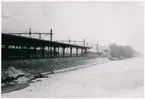 Vy över bangården och plattform med tak vid Malmö Central järnvägsstation.