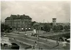 Vy över Malmö Central järnvägsstation sedd från gatusidan.