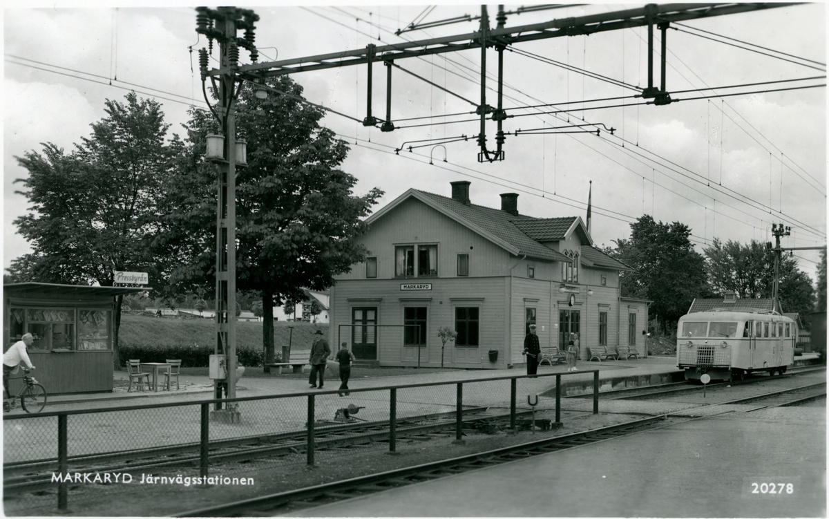 Markaryd stationshus med rälsbuss vid plattform.