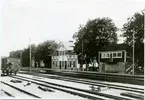 Station anlagd 1879. En- och enhalvvånings stationshus, moderniserat 1944. Mekanisk växelförregling. ställverksbyggnad invid stationshuset.
BJ ,Bergslagernas Järnväg