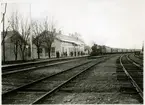 Moms station med Kontinentaltåg.
Envånings stationshus med väntpaviljong mot plattformen. Stationshuset nu rivet .Stationen, som är gränsstation mot Norge, anlades 1879. Envånings stationshus i trä. Mekanisk växelförregling .
DJ, Dalslands Järnväg