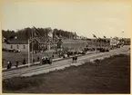 Mora-Vänernsbanans invigning vid Mora station 1982-09-14.
Samt festpaviljong.
Stationen omb. 1929 . MVJ, anlagd 1891. 1896 öppnades Mora - Mora Noret. Stationshuset ombyggdes och moderniserades 1930. Tre bostadshus med vardera fyra lägenheter uppfördes omkring 1920. Tvåvånings stationshus i trä 
MVJ, Mora - Vänerns Järnväg.