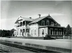 Stationen omb. 1929 . MVJ, anlagd 1891. 1896 öppnades Mora - Mora Noret. Stationshuset ombyggdes och moderniserades 1930. Tre bostadshus med vardera fyra lägenheter uppfördes omkring 1920. Tvåvånings stationshus i trä 
MVJ, Mora - Vänerns Järnväg