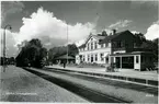 Stationen omb. 1929 . MVJ, anlagd 1891. 1896 öppnades Mora - Mora Noret. Stationshuset ombyggdes och moderniserades 1930. Tre bostadshus med vardera fyra lägenheter uppfördes omkring 1920. Tvåvånings stationshus i trä 
MVJ, Mora - Vänerns Järnväg