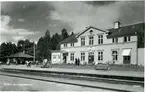 Stationen omb. 1929 . MVJ, anlagd 1891. 1896 öppnades Mora - Mora Noret. Stationshuset ombyggdes och moderniserades 1930. Tre bostadshus med vardera fyra lägenheter uppfördes omkring 1920. Tvåvånings stationshus i trä 
MVJ, Mora - Vänerns Järnväg