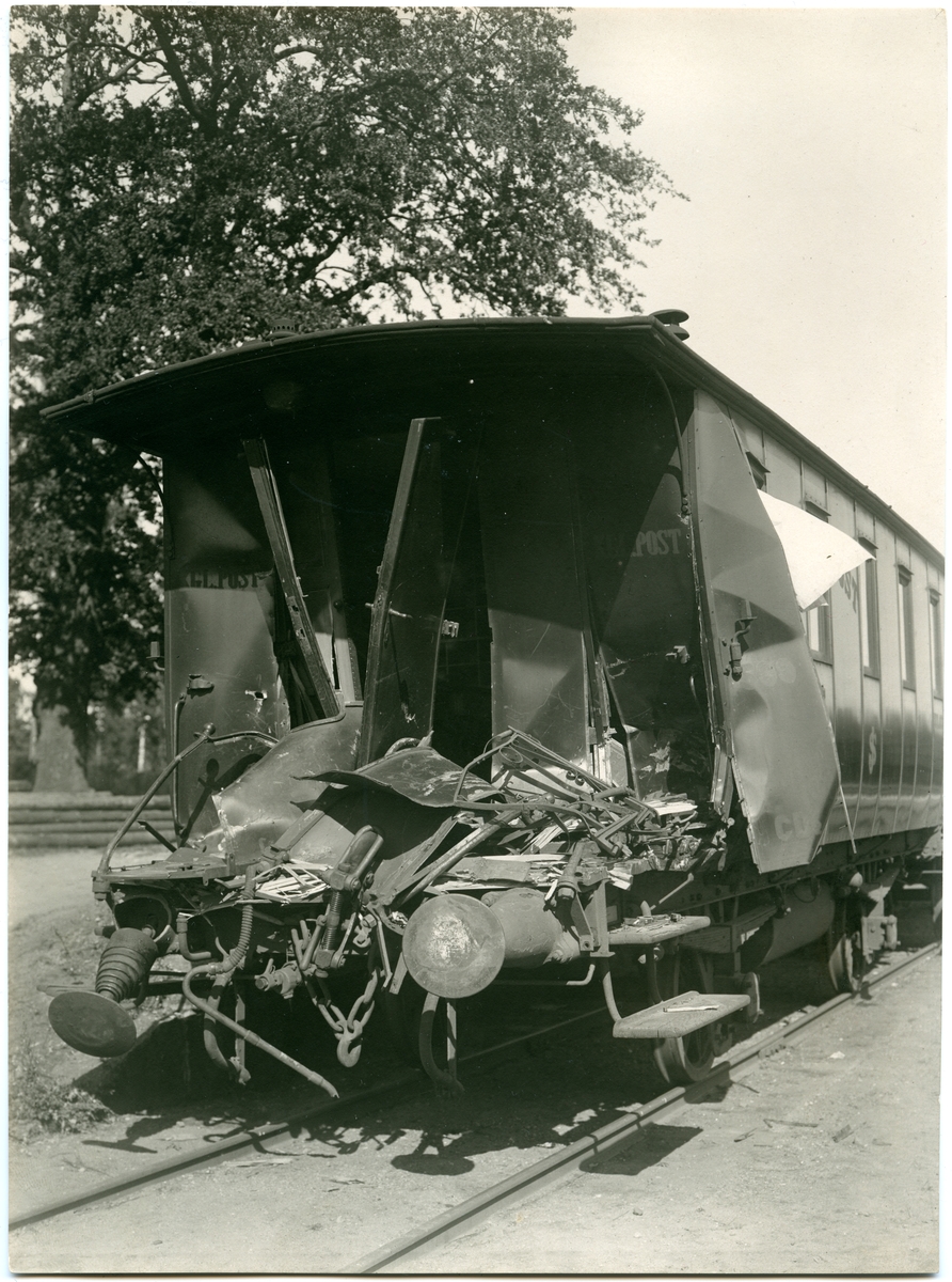 Postvagn CD2 599 med skador efter tågsammanstötning den 28 augusti 1925 vid stationen vid Motala verkstad.