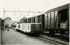 Omlastning på stationen Fotot mot söder. I bakgrunden till vänster står det normalspåriga Diesellok som levererats för brukets behov efter ombyggnad av banan till normal spår.