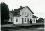 Station anlagd 1873. En- och enhalvvånings stationshus, putsat. Expeditions- och postlokalerna bygggdes om till ett rum 1935. Mekanisk växelförregling. Stationshuset försedd med frontespis, tillbyggt för att få bostadsutrymme 1897.