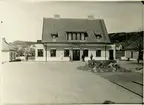 Stationen byggd av Höganäs Mölle Järnväg, HMöJ, 1909. En- och en halv vånings stationshus i sten, på tvären över bangårdsänden. Större omändringar har vidtagits 1926-27.