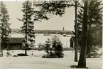 Natur i vinterskrud. I bakgrunden syns Norberg tätort och kyrka