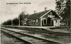 Järnvägsstationen med sitt envånings stationshus i trä