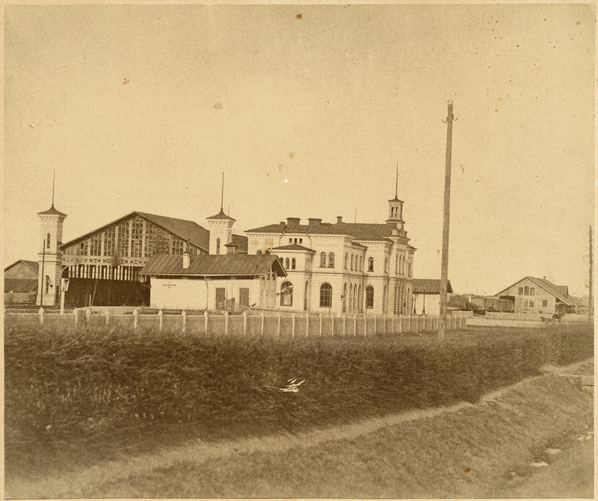 Norrköping stationsområde. Tvåvånings stationshus i sten, invigdes 1866-07-02