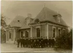 Norrtulls station.
Personalen samlad framför stationsbyggnaden.
Stationen revs i September 1923.