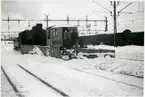 Vingplog i arbete. Efter det stora snöfallet under trettondagshelgen 1948. På vingplogen står från vänster Ban och byggnadsarbetare Stig Jonsson och reparatör Stellan Lindell.