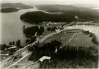 Utsikt över Nässundet med  järnvägsstationen.  Stationen öppnad 1873. Tvåvånings stationshus i trä. Mekanisk växelförregling.