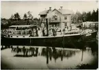 Ångaren Dellen utanför Näsvikens station. Ångaren Dellen byggdes år 1861 vid LINDBERGS MV & VARV AB i Stockholm. Beställare var Hudiksvall Steam Sawing Mill Company Limited of London,  på svenska Hudiksvalls Ångaktiebolag, kallat för Engelska bolaget.
Båtens mått var 18,20 x 3,53 x 1,93 meter. Ångmaskinen hade 20 ind hkr motorstyrka. 1868 blev ångaren Dellen överförd till det nybildade Hudiksvalls Trävaruaktiebolag sedan Engelska Bolaget avvecklat sin verksamhet. Efter att Näsvikens station tagits i bruk i november 1874, tog kommunikationsbolaget återigen över ångaren Dellen som då fick namnet Bjuråker.