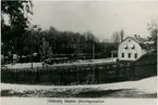 Station öppnad 1897 för allmen trafik. All trafik på banan lades ner 1939 då lastbilarna hade tagit över transporterna, undantaget var transporter av grus mellan Berg-Nättraby som fortsatte till 1946. Banan började rivas och inget fanns kvar efter 1949.