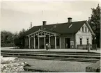 Station öppnad 1897 för allmen trafik. All trafik på banan lades ner 1939 då lastbilarna hade tagit över transporterna, undantaget var transporter av grus mellan Berg-Nättraby som fortsatte till 1946. Banan började rivas och inget fanns kvar efter 1949.