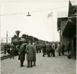 DONJ, Dala - Ockelbo - Norrsundets Järnvägsstation. Stationen öppnad 1895. Tvåvånings stationshus i trä, med tre gavlar mot banan. Postlokal och postmästarens bostad tyllbyggdes 1903. I samband med den nya genomfarten, länsväg 272, flyttades stationshuset till den nuvarande platsen vid Ockelbo station. På fotot syns extratåg med Malletlok för Svenska Järnvägsklubben. Ångloket är DONJ lok 12.  Det tillverkades 1910 av Atlas.