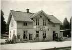 Sölvesborg - Olofström - Älmhults Järnväg öppnades 1901 för allmän trafik. Samma år anlades station. Då byggdes en- och enhalvvånings stationshus i trä. Järnvägen förstatligades 1942. På 1950-talet ersattes stationshuset med en nybyggnad öster om banan. Stationen och hela bangården är anpassade efter industriomgivningen bland annat Svenska stålpressnings, plåtpressverk, emaljeringsverk, träullfabrik, såg, kvarn och kraftverk. Persontrafiken lades ned 1984 och bandelen Sölvesborg - Olofström revs upp. Idag trafikeras bandelen Olofström - Älmhult med godståg från Volvo till Göteborg och gent samt tåg med skrot från Volvo av Stena Metall. Stationen har hela spårområdet inhägnat med staket för Volvo-Olofströmsverken.