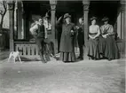 Oxie station, vid Malmö -Ystads Järnväg, MYJ.
Verandan med väntsalarna rakt fram. Till höger kontorsingången.
Från vänster: Stationsskrivare O. Olsson, Eva Karlsson (iklädd sin fars uniformsrock och mössa för fototillfället), en namnlös besökare, samt Ann-Sofie och Ida Karlsson.
De tre systrarna Karlsson var döttrar till Nils Karlsson som var stins i Oxie 1886-1911.