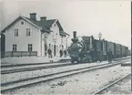 Stockholm - Rimbo Järnväg, SRJ. Första tåget på Rimbobanan vid Rimbo station 1885.