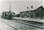 Kristianstad-Åhus Järnväg,CÅJ. CHJ lok 5 på Rinkaby station ca 1915.